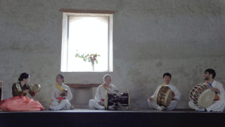 Hendrikje und Emanuel mit Berliner Freunden an einem Geburtstagsfest