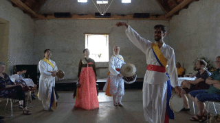 Hendrikje und Emanuel mit Berliner Freunden an einem Geburtstagsfest