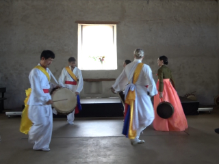 Hendrikje und Emanuel mit Berliner Freunden an einem Geburtstagsfest